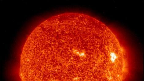 太阳表面温度5500度，地球都能晒热，为何日地间的太空是冰冷的？
