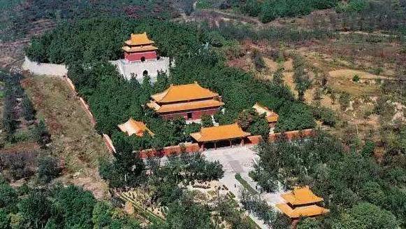 在准备挖掘十三陵时，工地出现陌生老者阻拦，接着怪异的事件发生