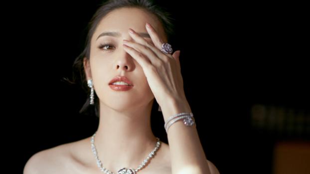 佟丽娅|佟丽娅：新疆三小花之一，颇有古典女子的气质，楚楚动人