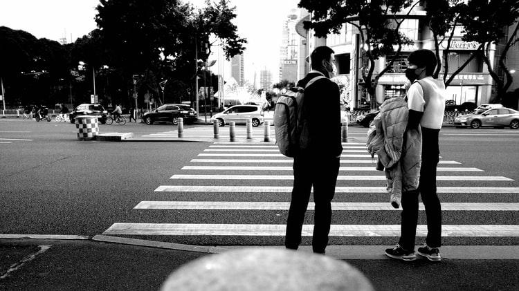 星巴克|35岁中产白领在星巴克不忍直视的一幕：如果有鞋穿，谁愿意光脚？