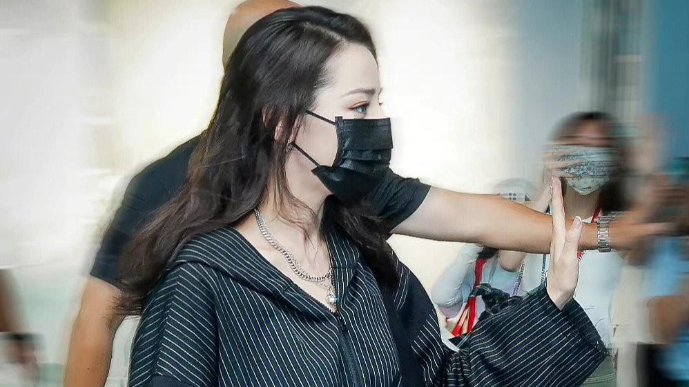 迪丽热巴|反差萌迪丽热巴，可塑性非常强，私服随性又性感！