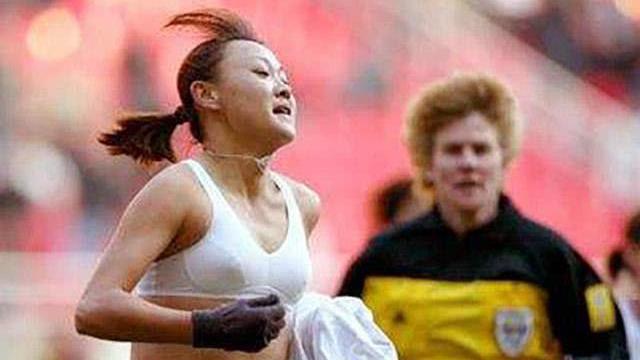 运动员|当年脱球衣庆祝的女国足运动员，如今怎么样了？看完不得不佩服她