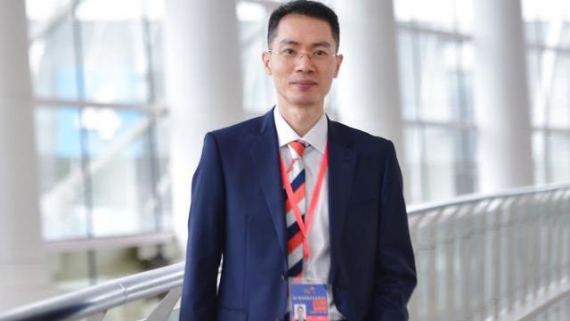 熊磊代言后，鸿星尔克掉粉200w，老吴再捐1亿，网友：野性消费2.0