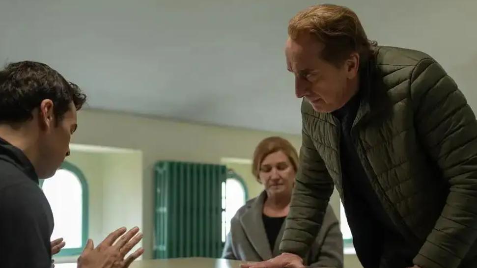 这部片子中凶手如何进入房间，又毫无痕迹离开？杀人动机是什么？