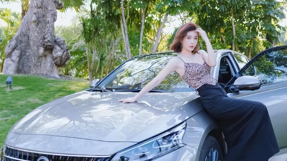 汽车|网红聂小雨穿50公分鞋子出镜，探酒店时躺浴缸引争议，网友：封杀