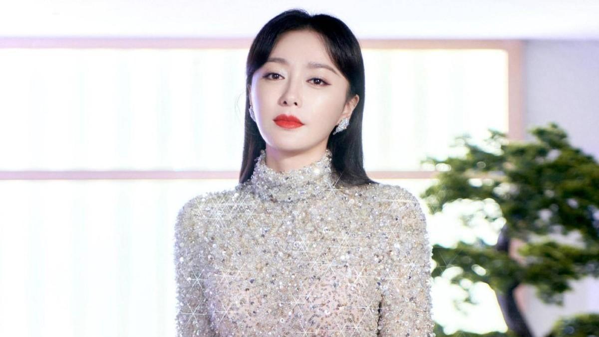 秦岚|路人镜头下的秦岚，瘦太狠变骨头腿，撑不起西装太骨感了