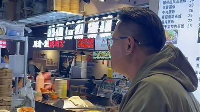 古天乐|52岁知名港星定居内地逛夜市，商家直言不认识，自称是古天乐好友