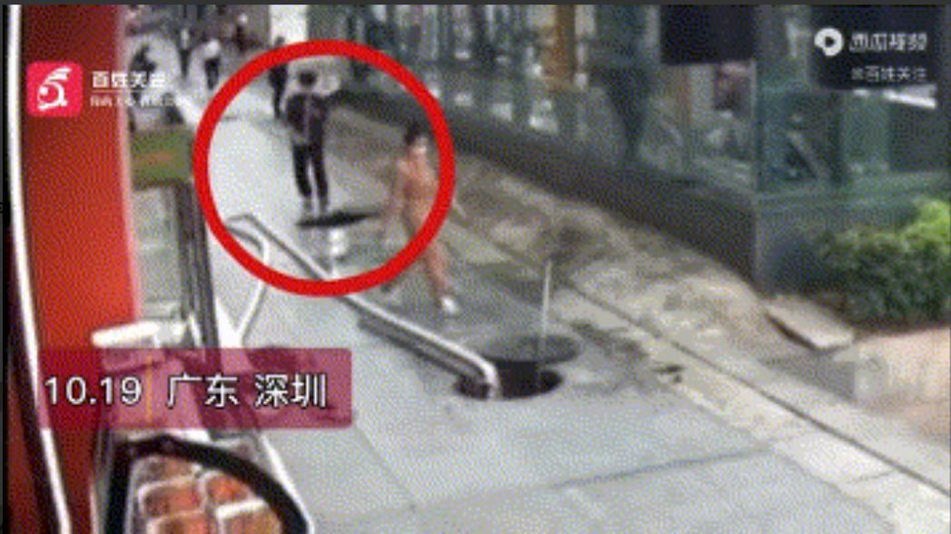 广东深圳，一男子边走路边看手机，没看到前方窨井盖已被打开