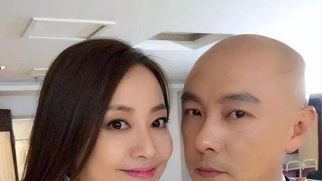 张卫健|张卫健妻子晒近况！48岁发福明显，皮肤白到发光，流产后选择丁克