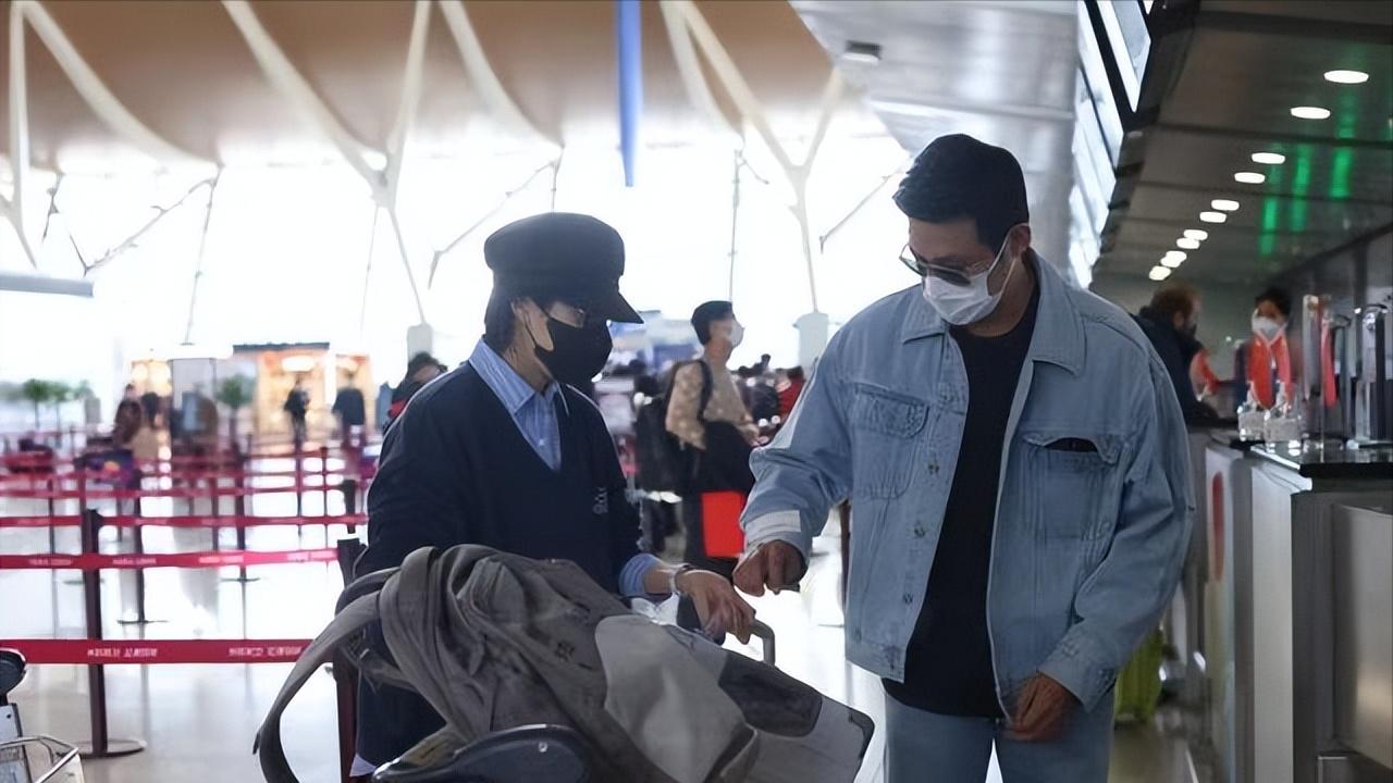 陆毅|陆毅娇妻终于洋气，一身中性打扮像老公年轻版，松弛感十足太高级