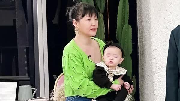 短裙 43岁小s生图流出！穿绿色奶奶衫难掩臃肿身形，土气刘海更减分
