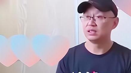 回顾：男子买了杯600元的酒，颜色泛黄气味近似尿液，店主品后：赔钱