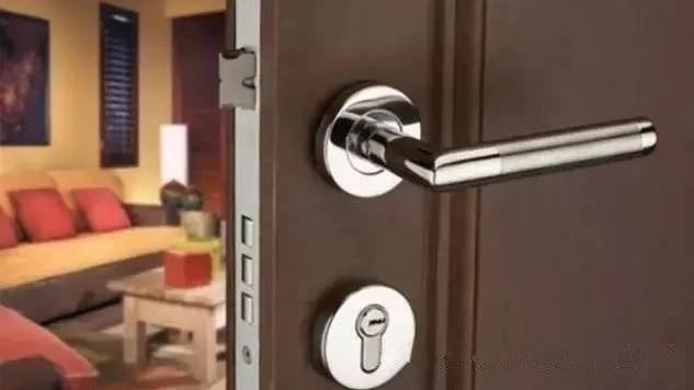 业主请求物业帮助驱赶室内人员怎么办？