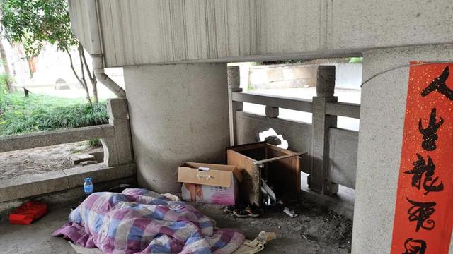 姐姐怕爸爸把弟弟打死，偷偷把弟弟放走，时隔28年后重聚哭成泪人