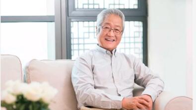 60岁大爷去买菜，因为一块钱起争执，一拳将卖菜大姐打进医院