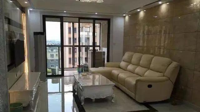 晒正在通风中的新家，格外敞亮上档次，特别满意沙发墙和餐厅吊灯