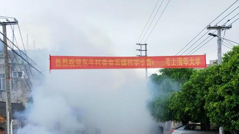 儿子考上清华，父亲大摆宴席庆祝，不料隔天就被气住院