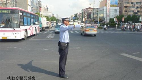 15年上海宝马车主违规停车，交警劝阻后竟直接冲撞，最终酿成大祸