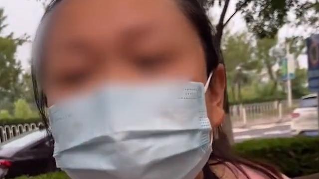 北京一女子排队做核酸，被前面大姐扇巴掌，还叫嚣：不怕警察