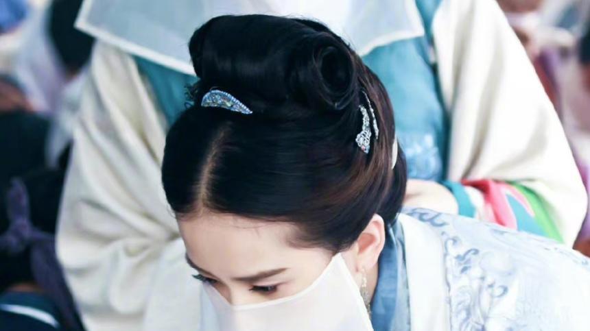 刘诗诗|刘诗诗《一念关山》蒙面路透！白色纱巾尽显异域风情，好诱惑人