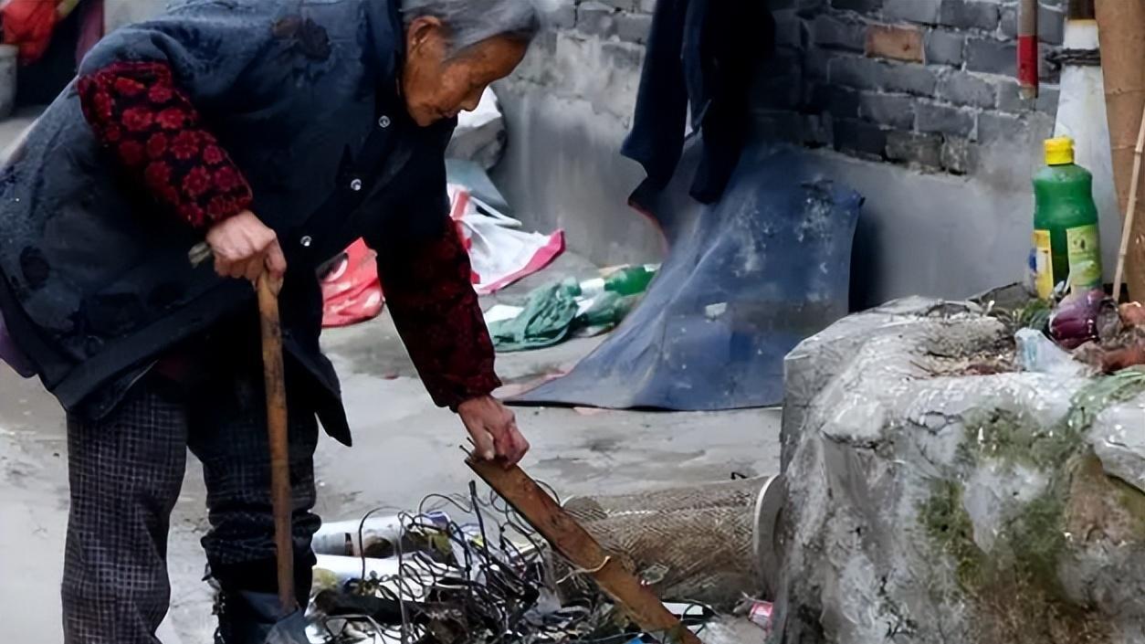 2014年重庆85岁母亲被关门外，哀鸣一夜后冻死，四个不孝子全判刑