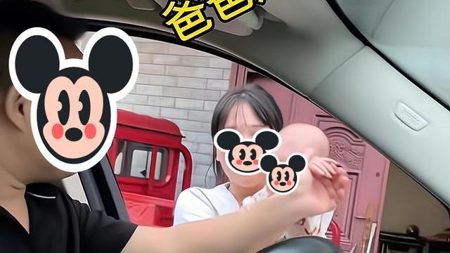 丈夫驾车外出打工，妻子抱着孩子含泪相送并嘱咐：多寄点钱回来