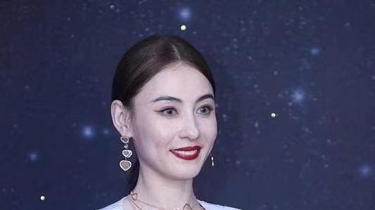 张柏芝|拒绝颜值焦虑！张柏芝近照脸也僵硬了，神颜老得很明显