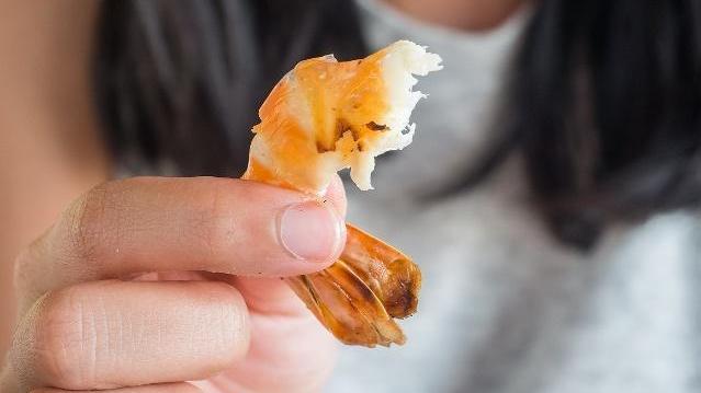 虾肉里剥出来的“黑线”能吃吗？营养师：可能真正不能吃的是这里