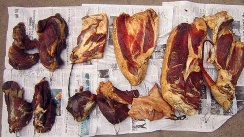 安徽安庆，一老妇人家中腊肉总被偷。她买来农药涂在腊肉上，结果真将小偷毒死