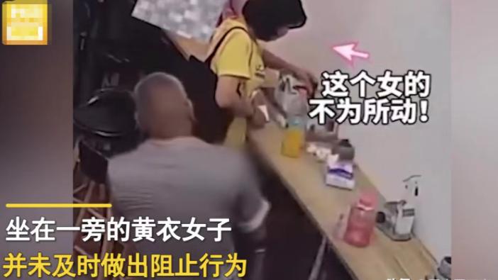 浙江新昌。在一奶茶店中，一名中年男子公然对一名小女孩做出抚摸、搂抱、亲吻等动作