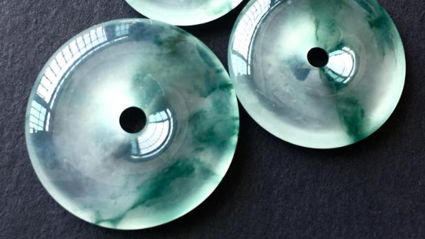 翡翠|同样一块翡翠，放在不一样的光线下，颜色就有很大的差别