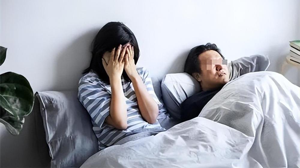 2011年重庆一男子出轨，妻子查看摄像头：刚在自家卧室发生关系