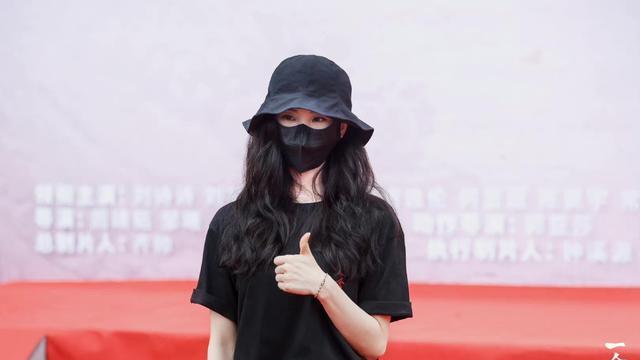 刘诗诗|刘诗诗给剧组人员送定制款羽绒服，人人都有，看到价格我慕了