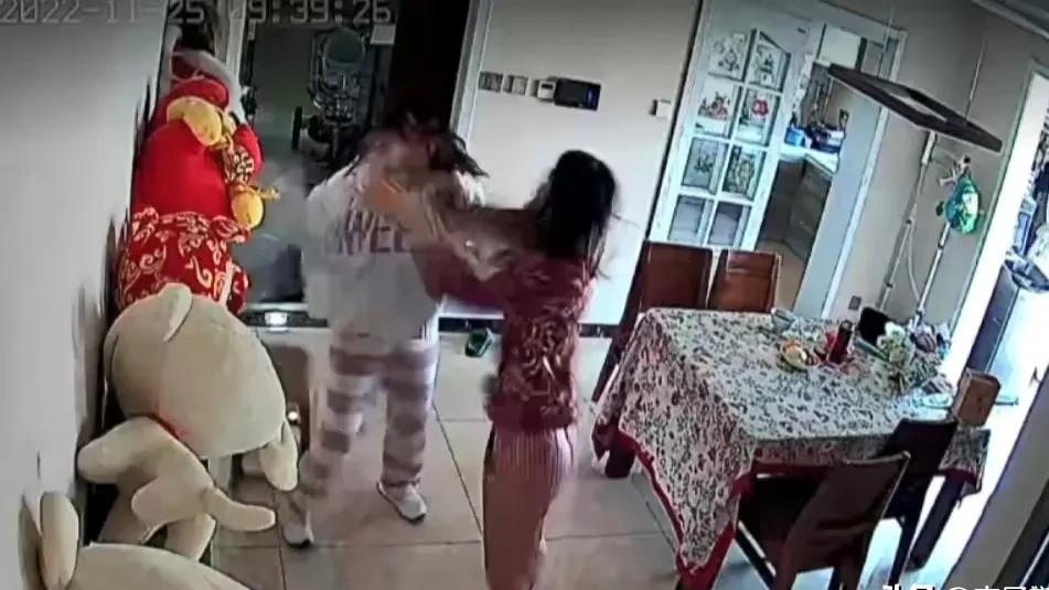 “立案了！”西安一对夫妇嫌楼上孩子吵，踹开门闯进去殴打孩子妈妈