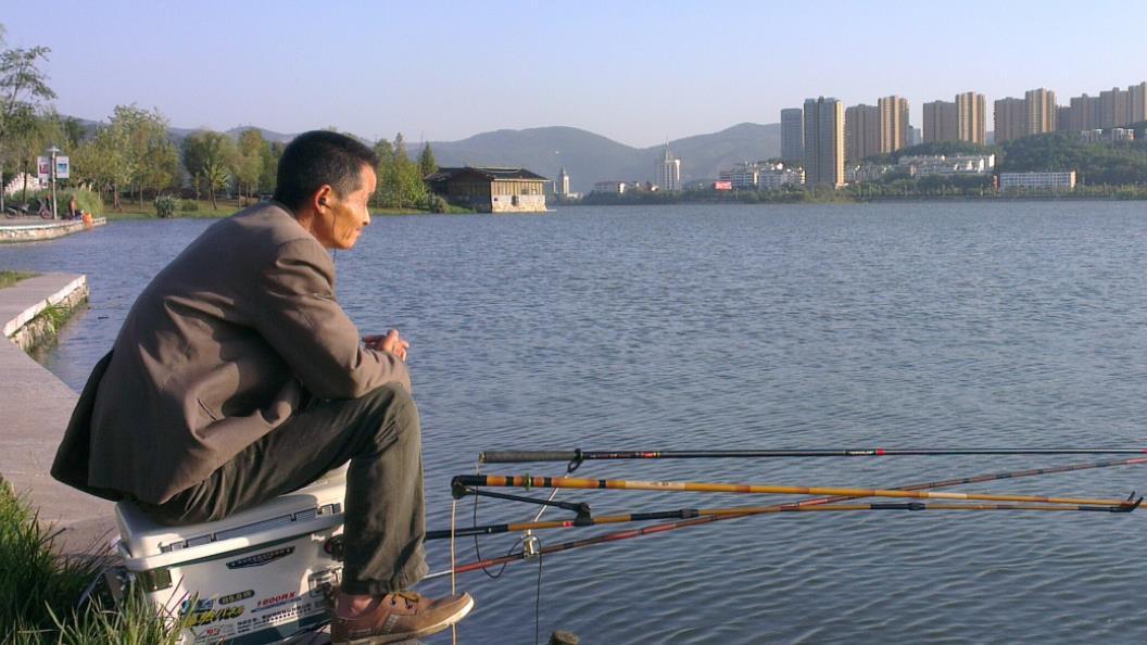 |秋季野钓鲫鱼，什么时候钓浅？什么时候钓深？