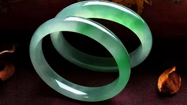 翡翠手镯|翡翠手镯戴久了会发黄，怎么去保养？才能让其越戴越亮