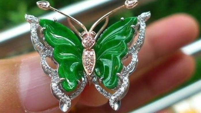 |购买翡翠时，该怎么挑选翡翠的色？我们需要注意什么呢？