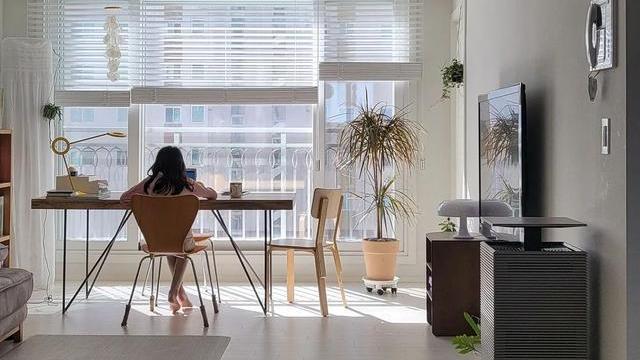 不追求花里胡哨，客厅丢掉茶几、电视柜，100入住5年，宽敞舒适