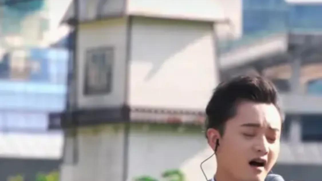 张国荣|南宁小伙子自以为长得酷似张国荣，小伙子幻想着有一天能代替张国荣在粉丝心目中的