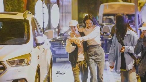 杨幂|郭敬明探班接杨幂，两人走路勾肩搭背非常亲密