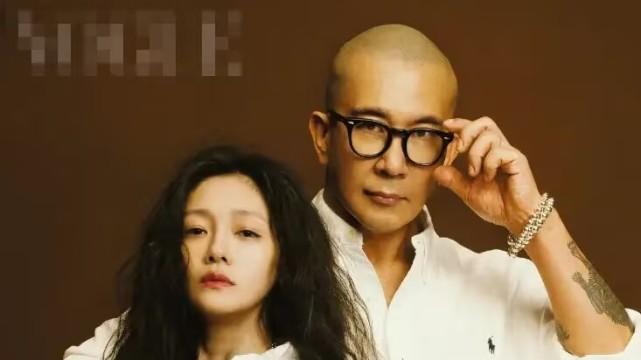 大S|大S和老公具俊晔合体拍杂志，穿情侣浴袍替老公刮胡子