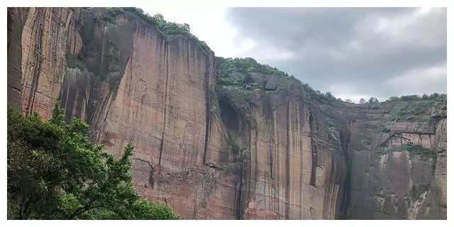 地球最高悬崖高达6286米，太阳系最高悬崖呢？跳下去20分钟才落地