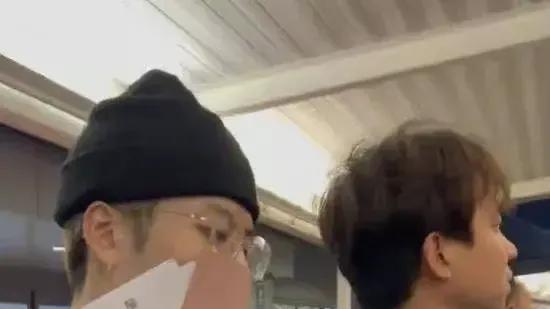 王嘉尔|真是离谱，网上传出了王嘉尔的床照，实际上并不是这样。