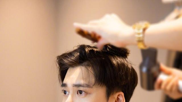 |前老板发文暗讽李易峰，经纪人朋友圈辟谣被抓，我们到底该信谁？