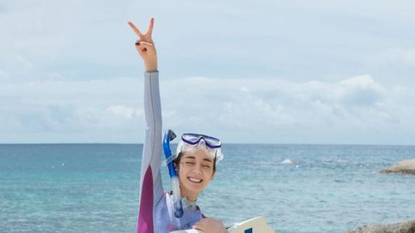 迪丽热巴|迪丽热巴穿泳衣大秀海岸英姿，找到出水芙蓉的感觉！