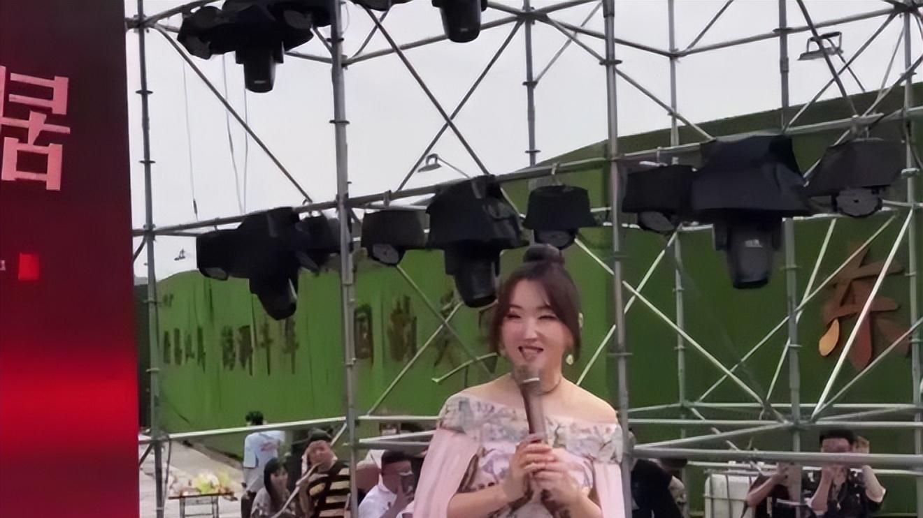 杨钰莹|51岁杨钰莹现身乡镇商演，穿“蝴蝶裙”卖力演唱，微胖身材很迷人