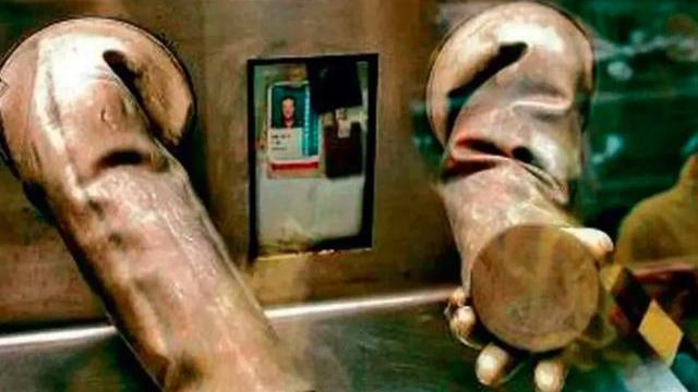 肌肉溶解、化成血水，徒手掰开原子弹后，成了等待死亡的活死人