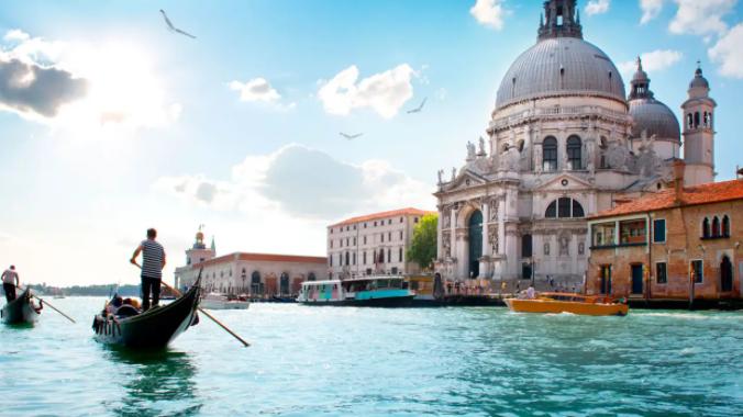 |意大利，有着优越的地理位置和旅游条件，是世界闻名的旅游大国
