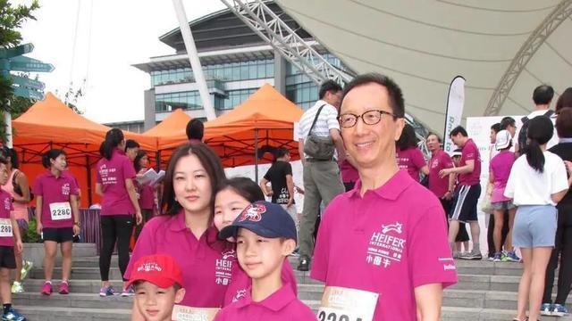 伏明霞|梁锦松的基因真有趣，传男不传女，两个儿子没有一个长得像伏明霞