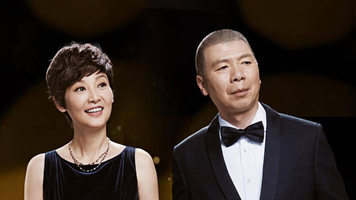 冯小刚|冯小刚否认移民！称等孩子放寒假就回来，电影已冲上国内热度第一